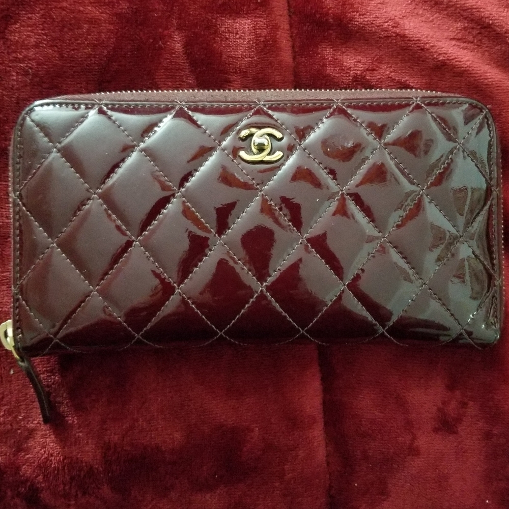 CHANEL VINTAGE ZIP AROUND WALLET - Picture 2 of 10